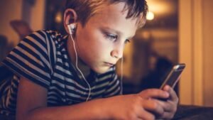 «Mε τις ώρες στο facebook, στο instagram και στο κινητό» «Πότε θα προλάβει να διαβάσει;»